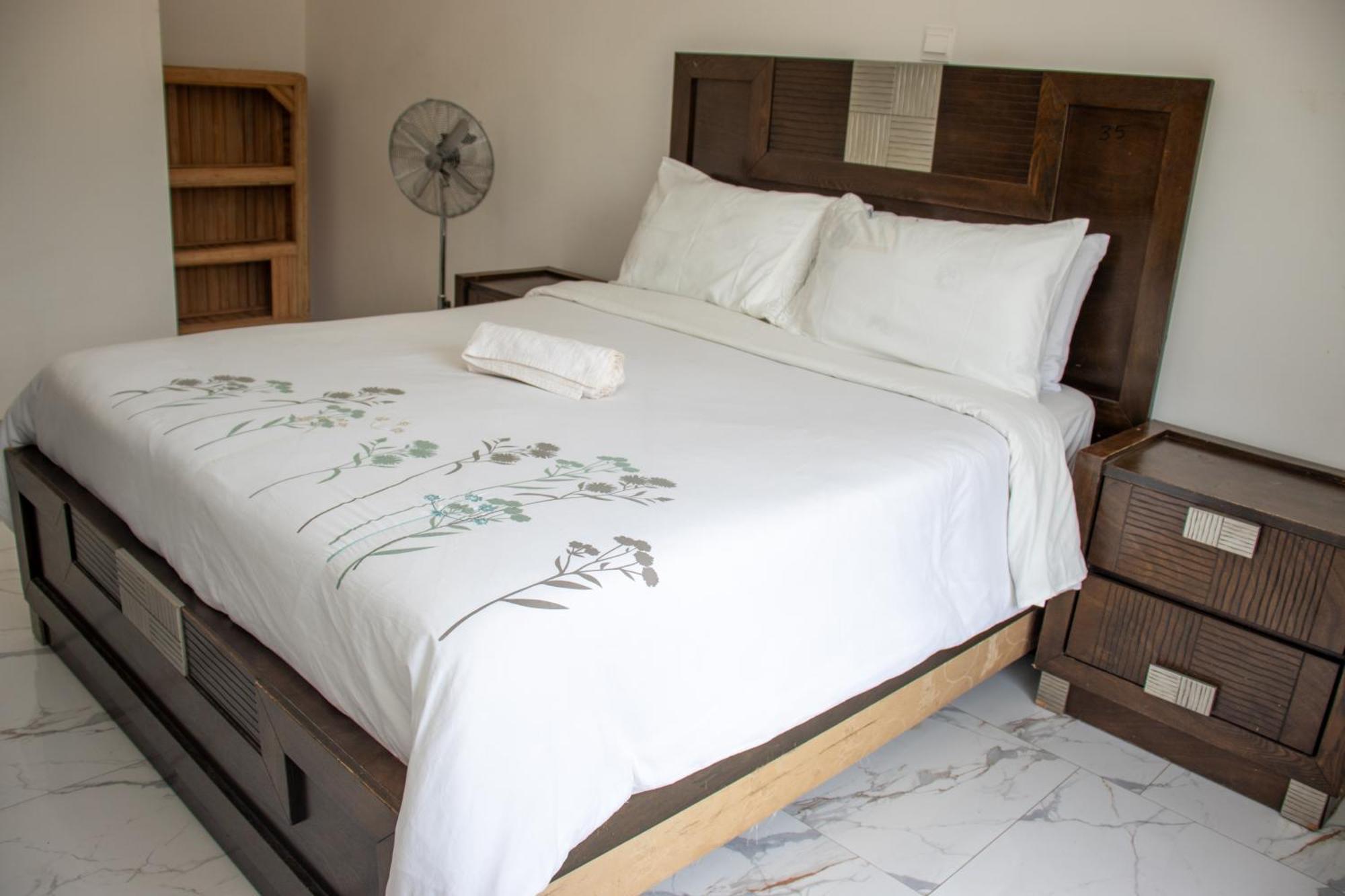 Lowin Suites-One-Bed Apartments ルサカ エクステリア 写真